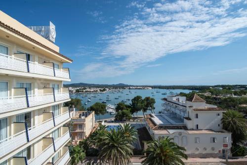 een uitzicht op het water vanuit een gebouw bij Hotel Vistamar - Adults Recommended - by Pierre & Vacances in Portocolom