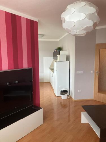 - un salon avec un mur rayé rouge et blanc dans l'établissement Apartmán Edita, à Velké Losiny