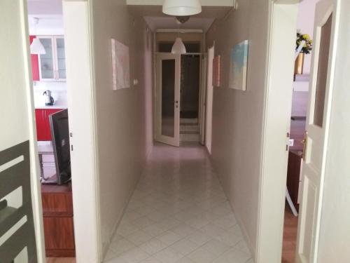 un corridoio che conduce a una cucina con corridoio che conduce a una casa di Camlik Apart Hotel a Macka