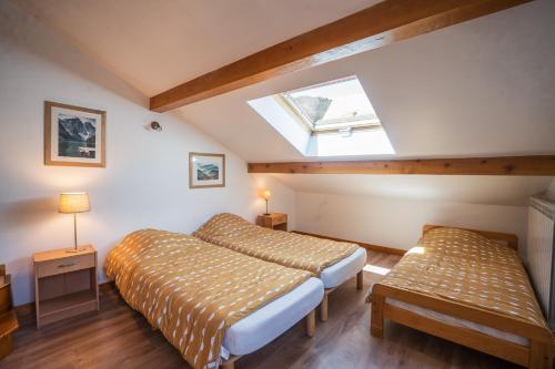 two beds in a attic room with a skylight at 130m2 ,5 chambres, trés bien situé in Les Deux Alpes