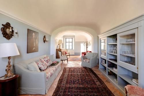 ein Wohnzimmer mit einer weißen Couch und einem Stuhl in der Unterkunft Pampucet in Colcavagno