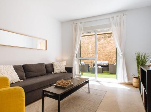 Downtown Apartment with Garden and Parking, Sevilla ...