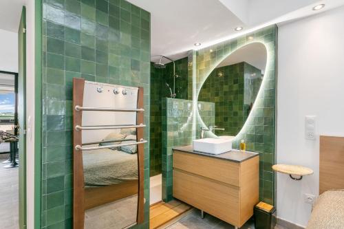 une salle de bain avec un lavabo et un miroir dans l'établissement Luxury House Port Nature naturiste, au Cap d'Agde