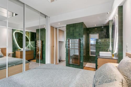 une chambre avec un lit et une paroi vitrée dans l'établissement Luxury House Port Nature naturiste, au Cap d'Agde