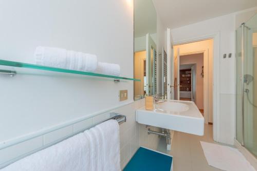 un bagno con lavandino e specchio di APPARTAMENTO CAMILLE - Accogliente appartamento - COUR 0078 a Courmayeur