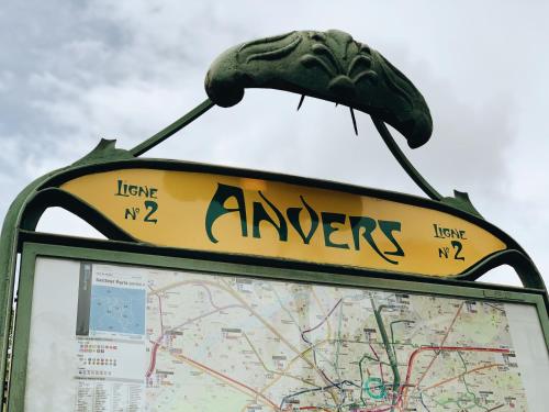 un panneau avec une bouche sur une carte dans l'établissement Hotel Bellevue Montmartre, à Paris