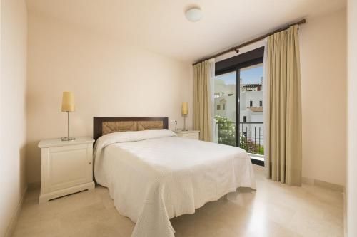 Giường trong phòng chung tại Impresionante apartamento vista mar frontal