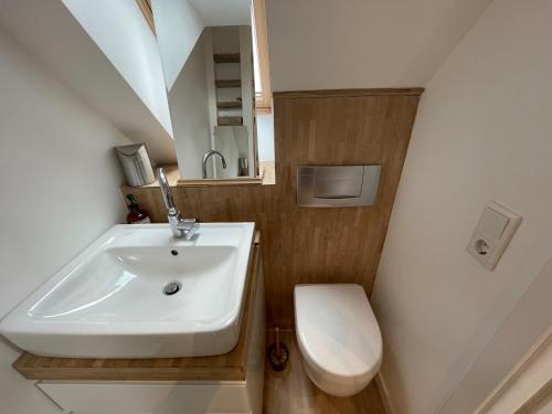 Ένα μπάνιο στο Wohnen auf Zeit, Boardinghouse-Oelde, Ost, West