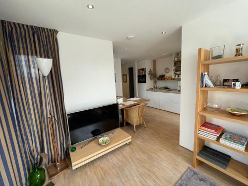 Μια τηλεόραση ή/και κέντρο ψυχαγωγίας στο Wohnen auf Zeit, Boardinghouse-Oelde, Ost, West