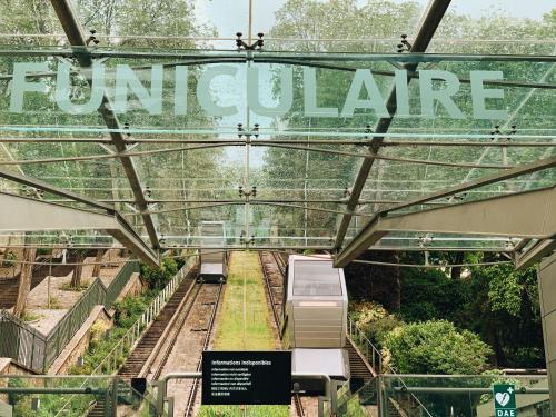 una vista de un jardín con un cartel que diga futuro en Hotel Bellevue Montmartre, en París