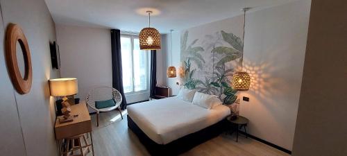 فندق هيليسي  في باريس: غرفة نوم مع سرير مع زرع على الحائط