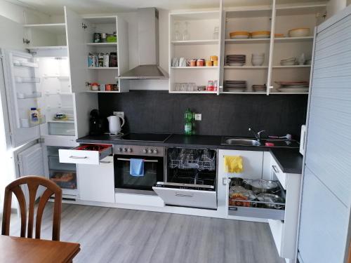 Virtuvė arba virtuvėlė apgyvendinimo įstaigoje Ferienwohnung mit See Blick