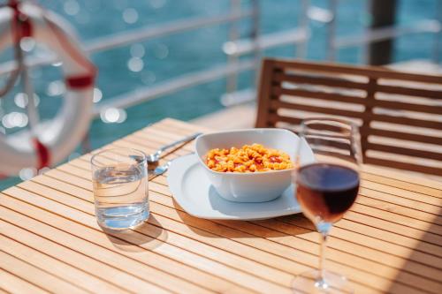 Fotografia z galérie ubytovania Schwimmendes Ferienhaus "Trinity" Ihr Seahome auf der Ostsee v destinácii Peenemünde