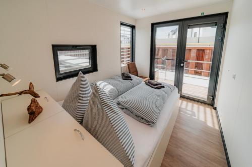 Fotografia z galérie ubytovania Schwimmendes Ferienhaus "Trinity" Ihr Seahome auf der Ostsee v destinácii Peenemünde