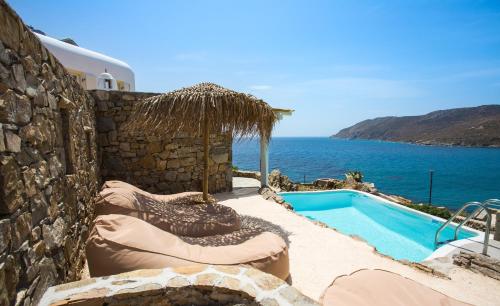 un resort con piscina vicino all'oceano di Salty Houses a Kalo Livadi