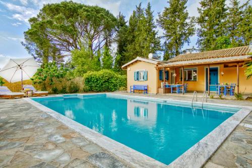 a swimming pool in front of a house at Villa Nautilus in Áfra