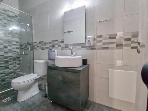 Kúpeľňa v ubytovaní Epipleon Luxury Suites -106- Δωμάτιο 40τμ με βεράντα 45τμ μπροστά στην θάλασσα