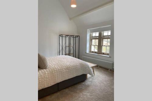 - une chambre avec un lit et une fenêtre dans l'établissement Ullswater - Stunning home with breathtaking views, à Dockray