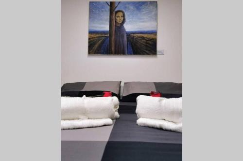 ein Zimmer mit einem Gemälde einer Nonne an der Wand in der Unterkunft Casa Galleria dell'Oca in Sutri