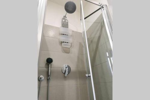 eine Duschkabine mit einem Duschkopf und einer Dusche in der Unterkunft Casa Galleria dell'Oca in Sutri