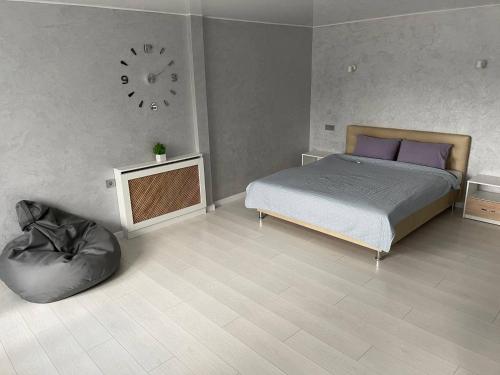 Ένα ή περισσότερα κρεβάτια σε δωμάτιο στο ApartCenter Люкс в центре Гагарина Автовокзал