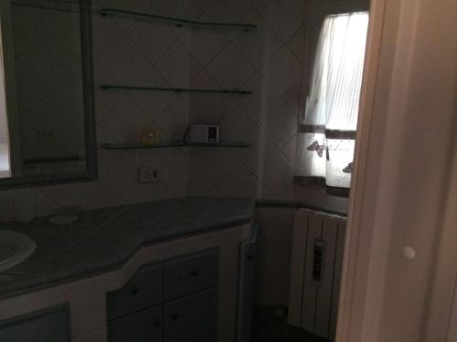 W łazience znajduje się umywalka i lustro. w obiekcie Casa torvaianica w mieście Torvaianica