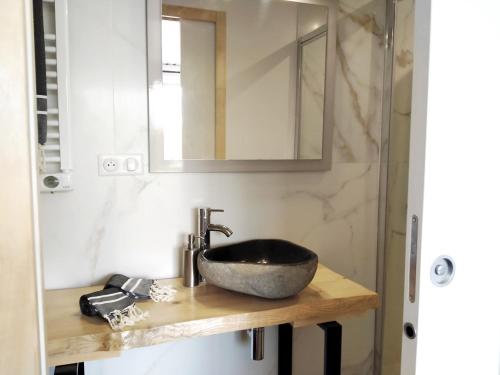 bagno con lavandino e specchio di Mimis House a Lacanau