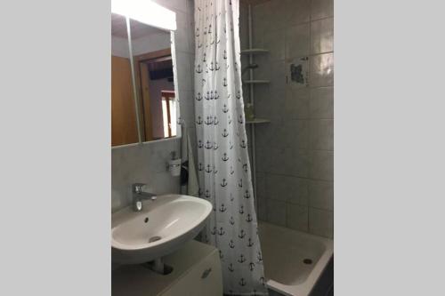 Ванна кімната в Appartement - Au Creux-de-Chat, (Les Reussilles), Apartment - Au Creux-de-Chat (Les Reussilles), 1-2 people, 2 rooms