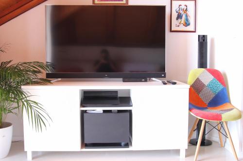 2-Bed Apt Sleeps 4 with Sea View 5 min to Beach