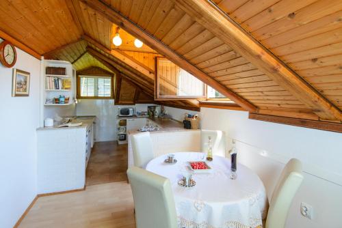 2-Bed Apt Sleeps 4 with Sea View 5 min to Beach