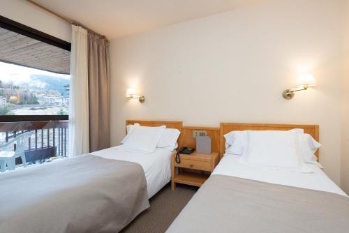  Hotel Bonavida -  Room  picture :   Bath    Safety deposit box    TV                           