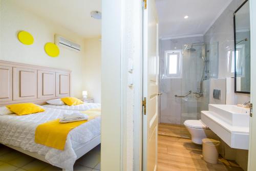 Ванна кімната в Kastalia Village ,Saint Nikolas resort