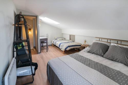 Säng eller sängar i ett rum på Les chemins du Mont