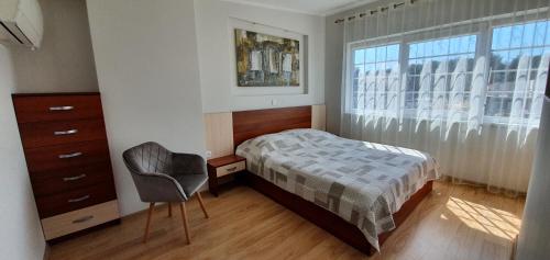 Tempat tidur dalam kamar di Apartamentas Kurėnas