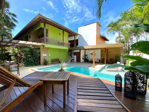 una villa con piscina e una casa di Pousada Abaré a Itacaré