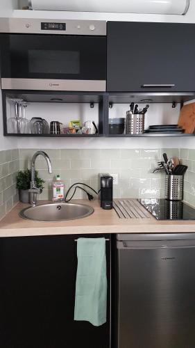 Il comprend une cuisine équipée d'un évier et d'un lave-vaisselle. dans l'établissement Suite dans l'hyper-centre de Rueil Malmaison, La Défense à 15 minutes, à Rueil-Malmaison