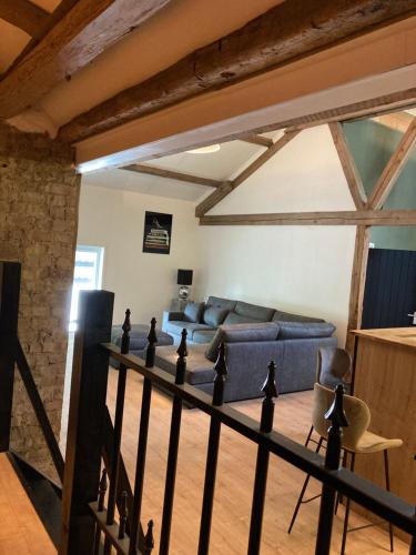 a living room with a couch and a table at Luxe, landelijke vakantiewoning der alte Birnenbaum Duitsland-Sankt Wendel in Sankt Wendel