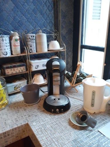 une cafetière posée sur un comptoir dans une cuisine dans l'établissement Chez Virginie, à Lourdes
