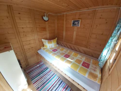 En eller flere senge i et værelse på Bungalow Camping Edelweiss - Floare de colt - Gyopár