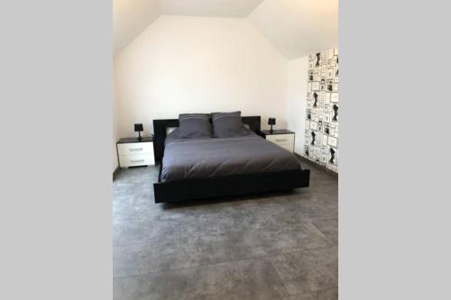 une chambre avec un lit et deux tables de nuit dans l'établissement Maison privative 5 Ch. 12 Pers. Piscine chauffée, à Désertines