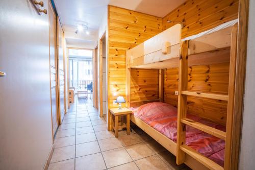 Zimmer mit 2 Etagenbetten und einem Tisch in der Unterkunft Cellier 4 in Les Deux Alpes