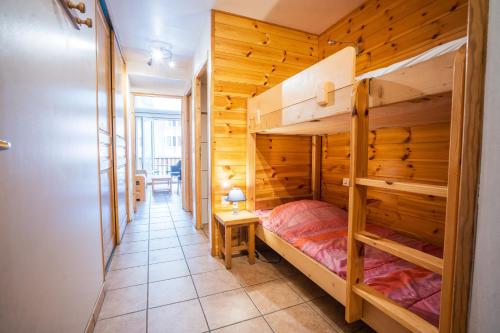 une chambre avec deux lits superposés et une table dans l'établissement Cellier 4, à Les Deux Alpes