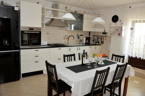 een keuken met een tafel met wijnglazen erop bij Apartment Rita in Senj