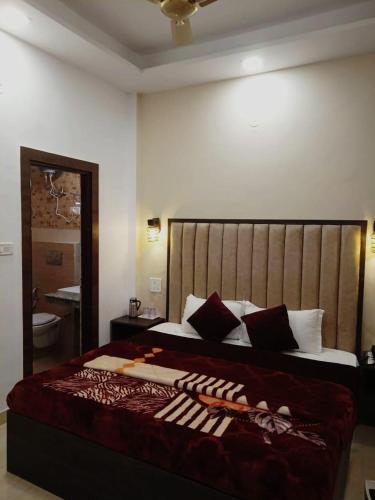 a bedroom with a large bed in a room at The Divine Oak in Katra