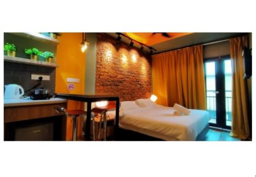Postel nebo postele na pokoji v ubytování Smile Hotel Danau Kota