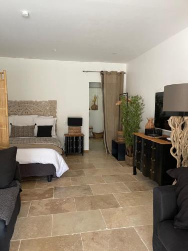 um quarto com uma cama e piso em azulejo em Casa Di l'Ortu em Ajaccio