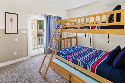 Postel nebo postele na pokoji v ubytování ❤️ The Top End Townhomes with Stunning Views On One-Of-A-Kind Rooftop Deck! WOW!