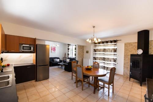 A kitchen or kitchenette at Irinis House