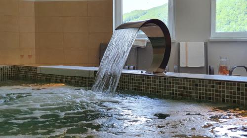 Konská的住宿－Vila Doliny，一间带喷泉浴缸的浴室