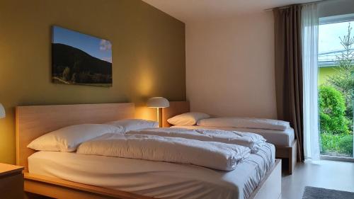 מיטה או מיטות בחדר ב-Vila Doliny